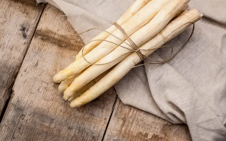Spargel auf Holztisch Feldschlösschen Weimann